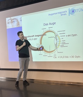 Dr. Kortüm erklärt das Auge