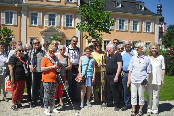 Gruppenfoto vor dem Schloss Schwetzingen