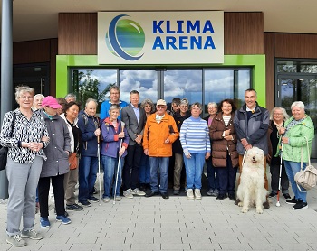 2025 04 24 Gruppe vor der Klimaarena