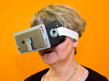Das Foto zeigt eine Frau mit einer VR-Brille
